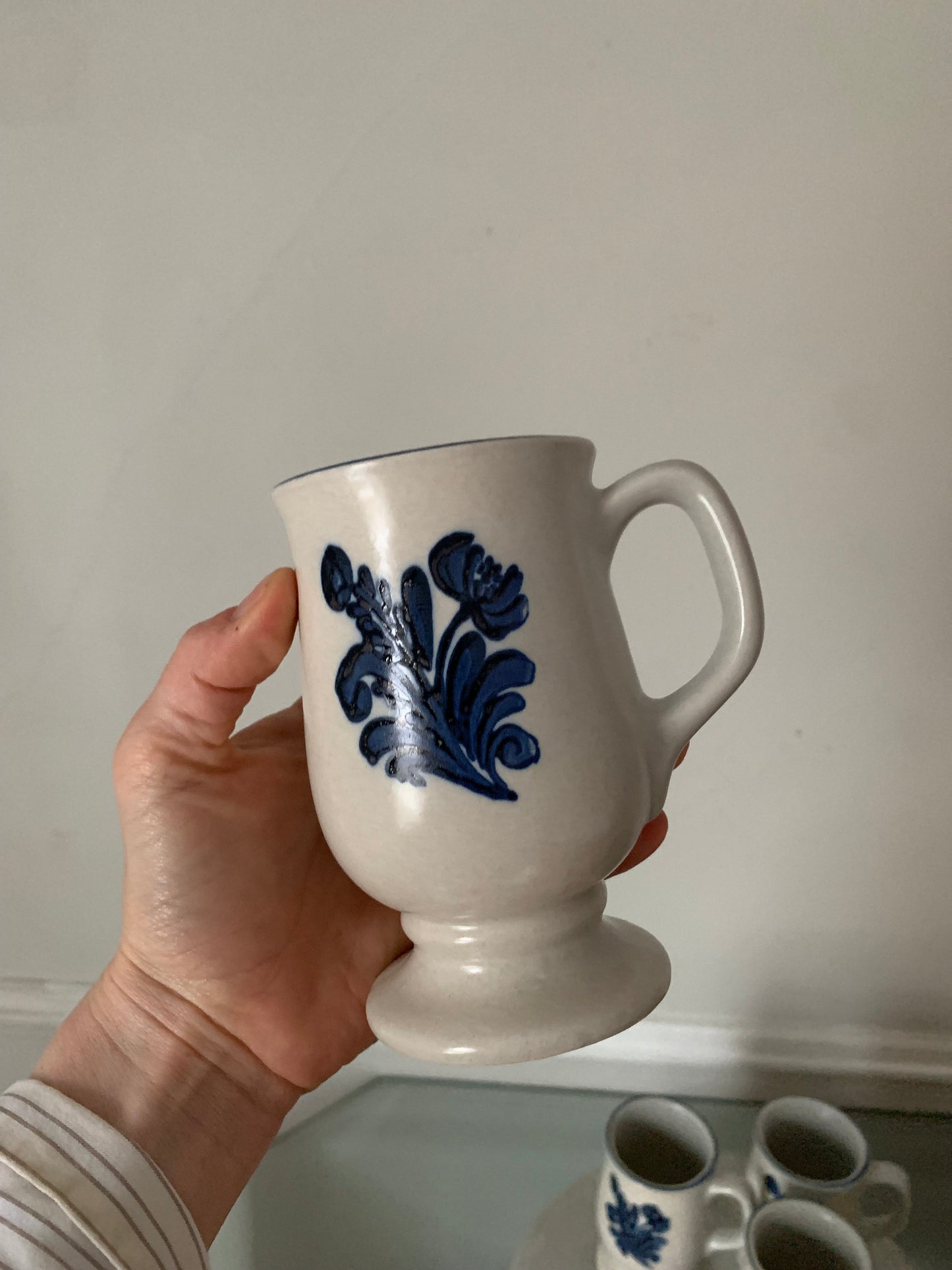 Set of 4 Vintage Stoneware Pfaltzgraff Vintage Yorktowne Pattern Footed Coffee Mugs