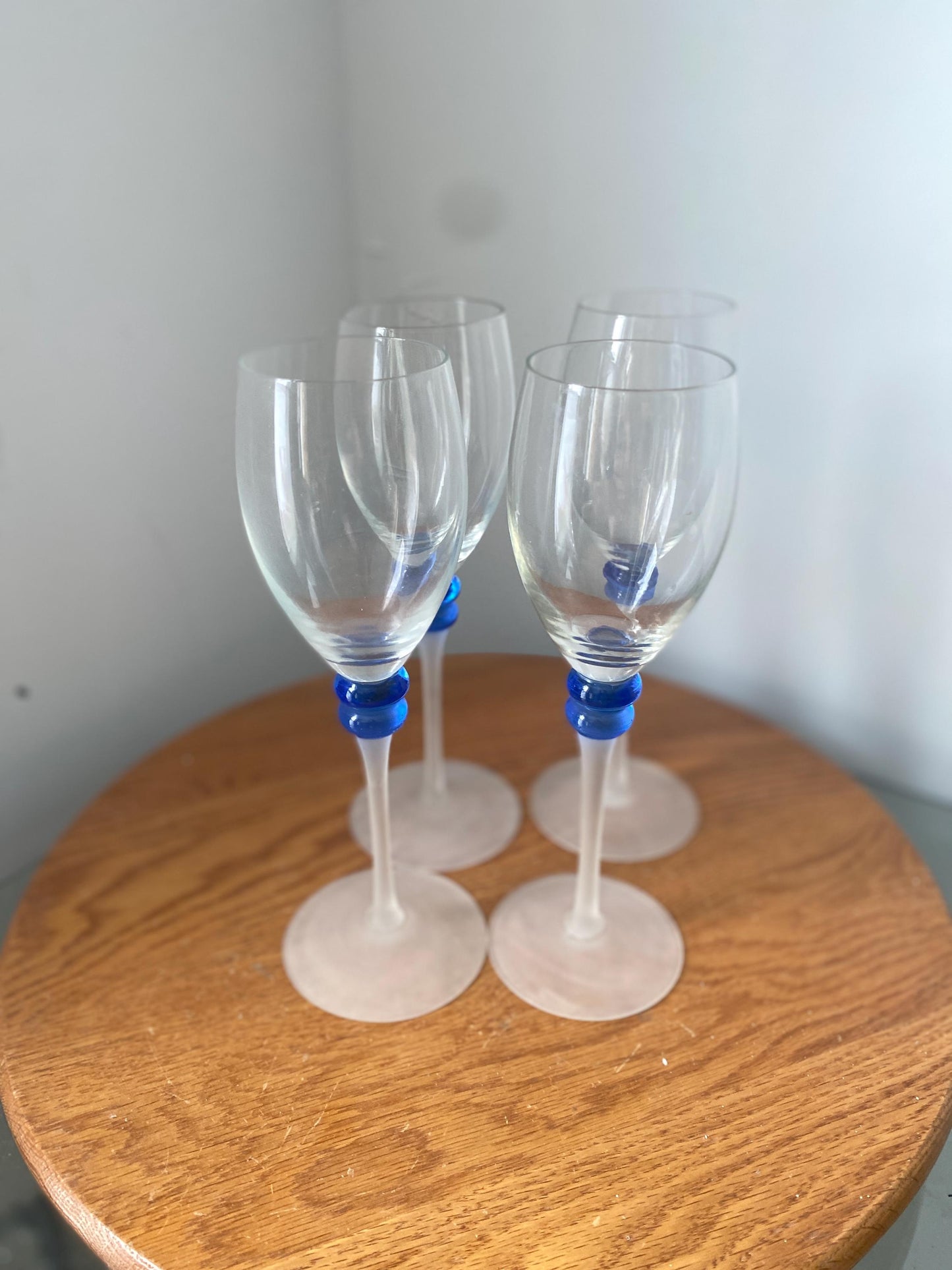 Set of 4 Retro Clear Wine Glasses with Frosted Stem and Blue Detail