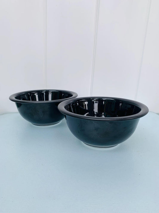 Pair of Vintage Pyrex Corning Black Clear Bottom Bowls No  322 1 Litre