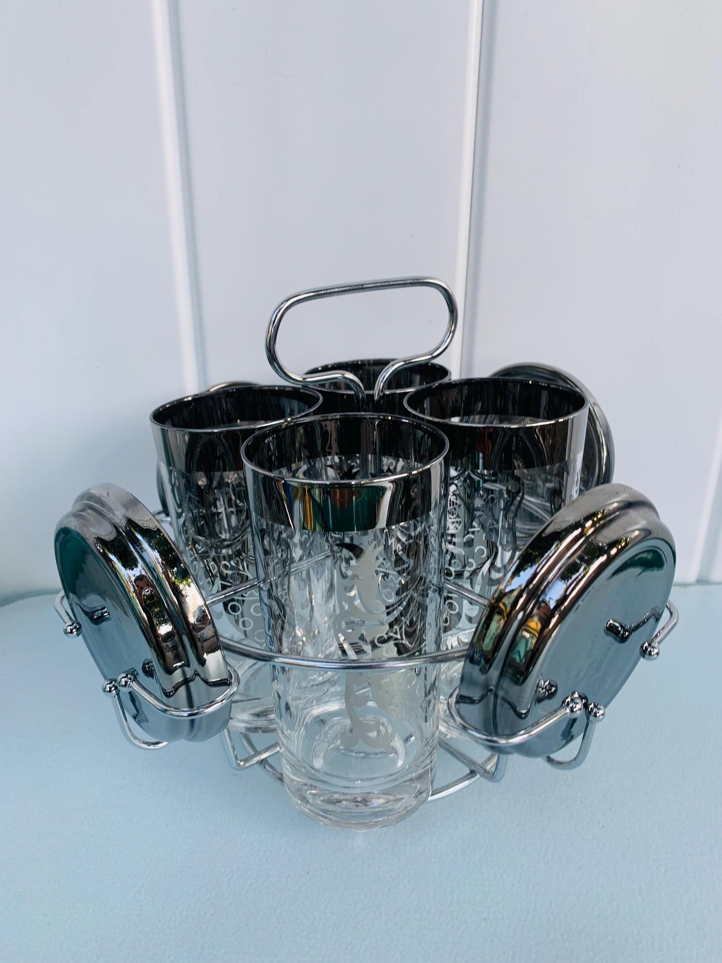 Set of 4 Vintage Crest Design Silver Fade Tumblers & Coasters in Chrome Caddy