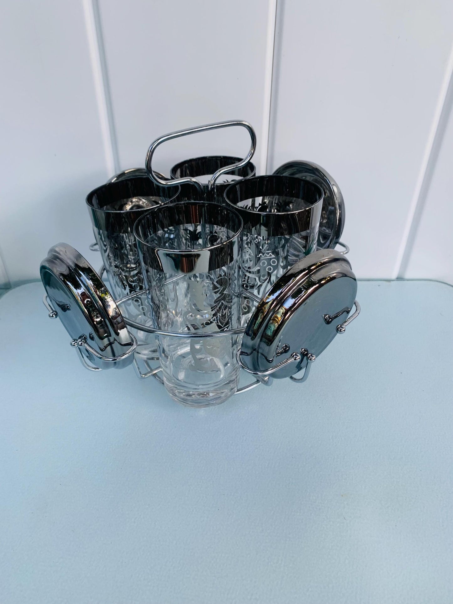 Set of 4 Vintage Crest Design Silver Fade Tumblers & Coasters in Chrome Caddy