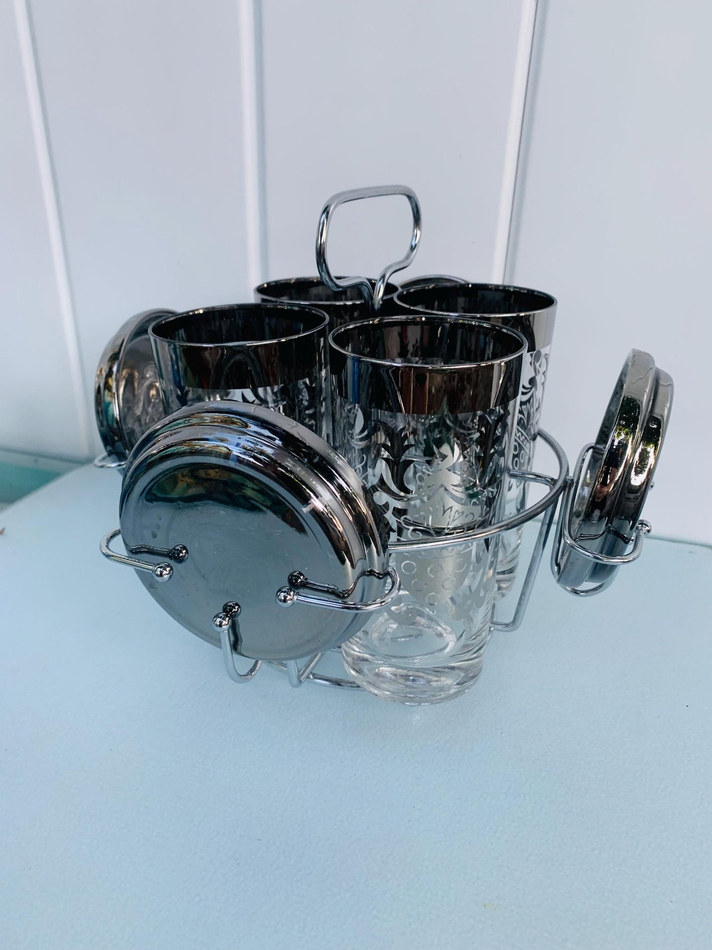 Set of 4 Vintage Crest Design Silver Fade Tumblers & Coasters in Chrome Caddy