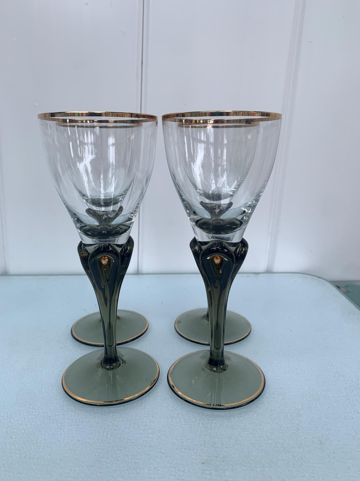 Set of 4 Retro Gray Stem Wine Glasses with Gold Tear Drop