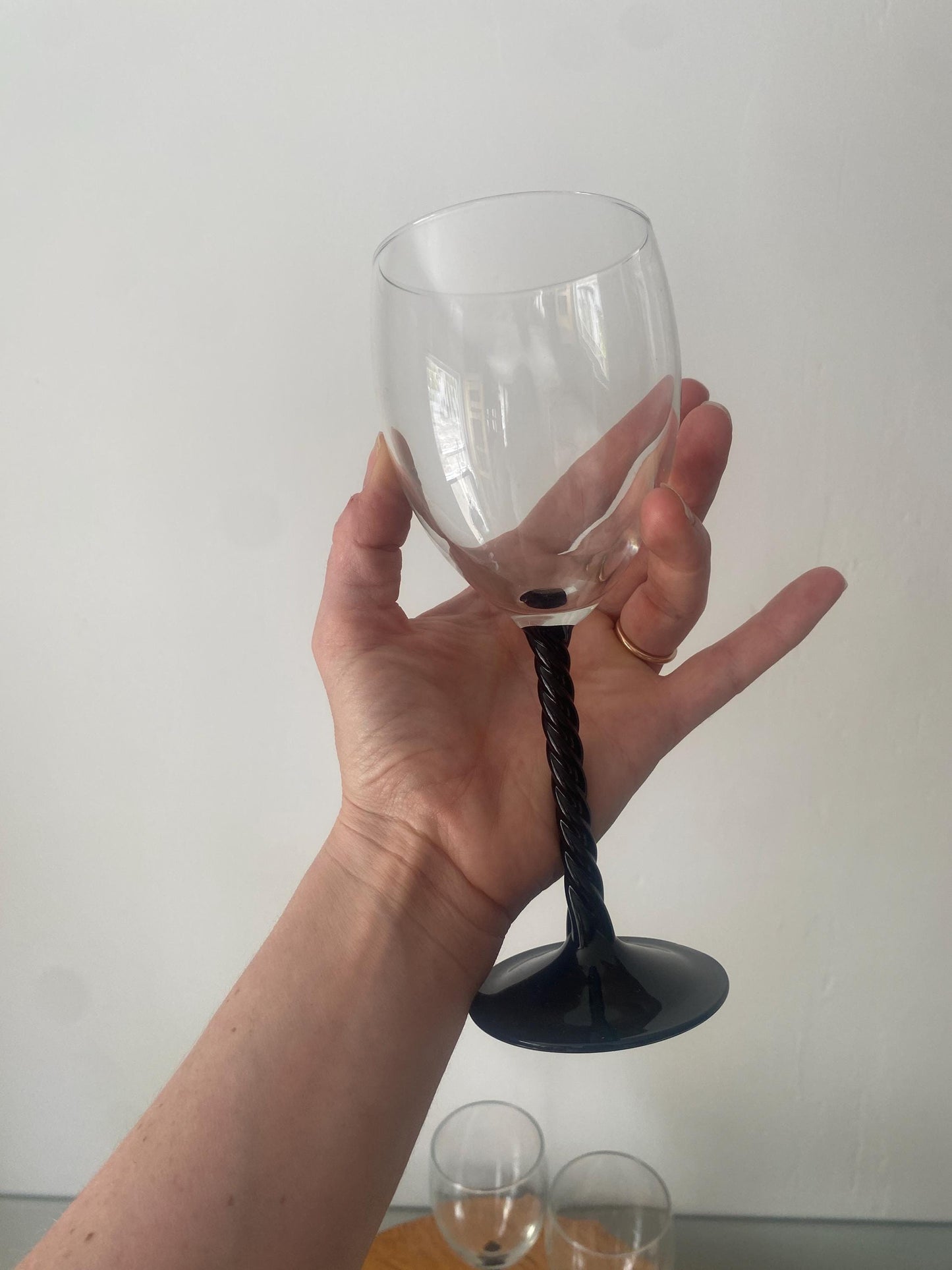 Set of 4 Retro Twisted Black Stem Red Wine Glasses