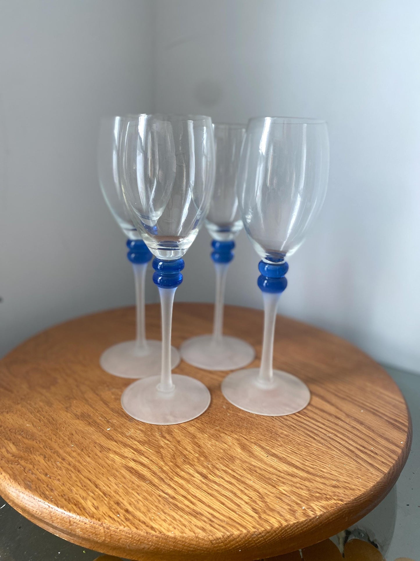 Set of 4 Retro Clear Wine Glasses with Frosted Stem and Blue Detail