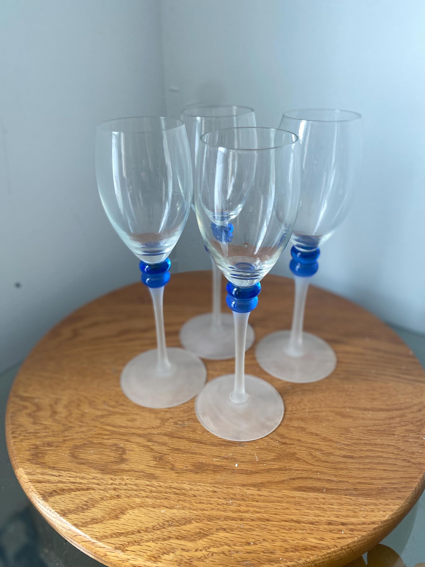 Set of 4 Retro Clear Wine Glasses with Frosted Stem and Blue Detail