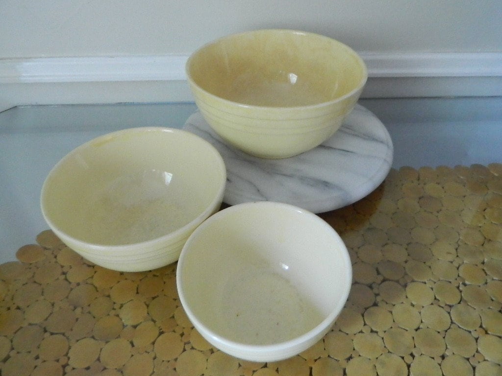 Vintage Sovereigh Canada British Empire Made Butter Yellow Nesting Bowl Set