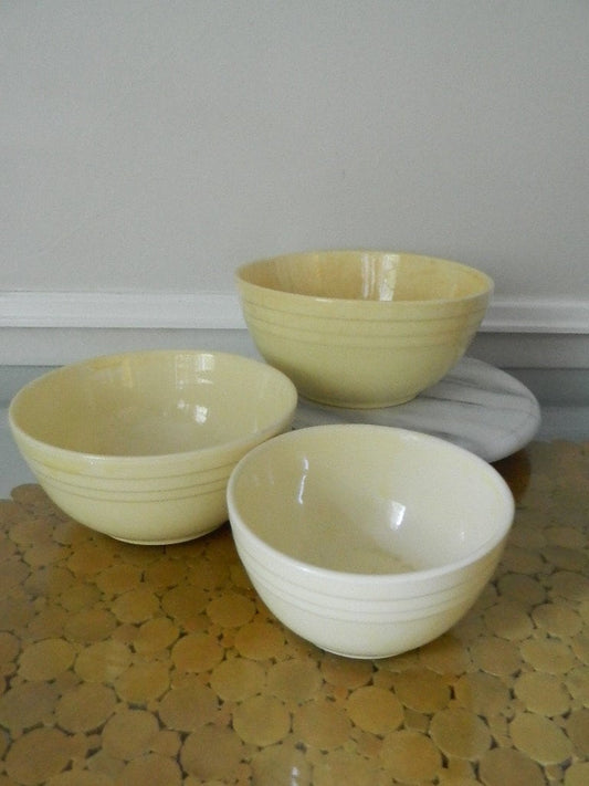 Vintage Sovereigh Canada British Empire Made Butter Yellow Nesting Bowl Set