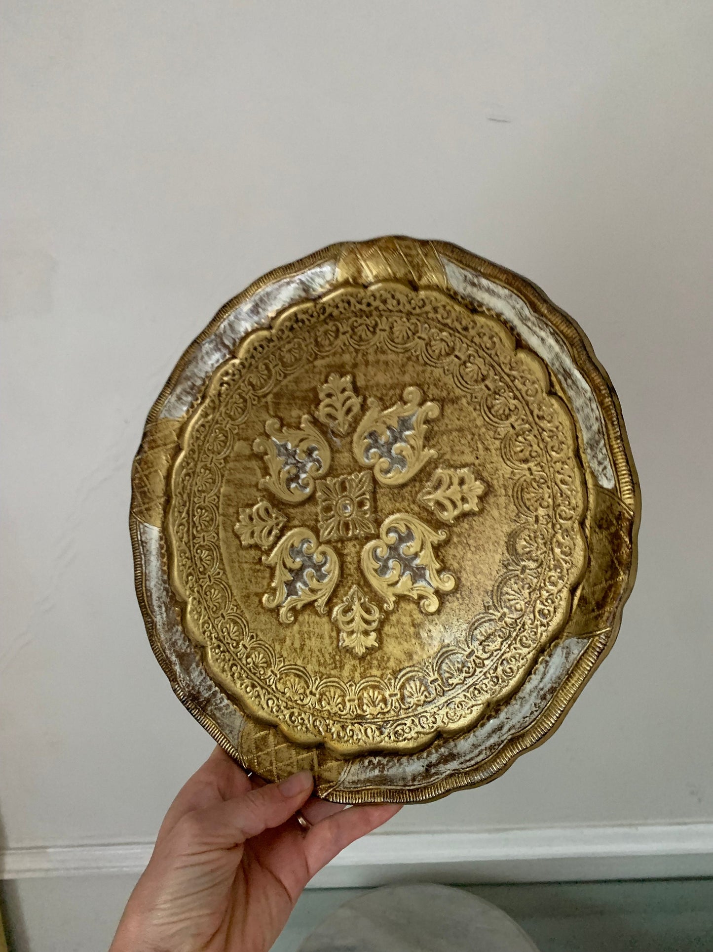 Vintage Medium Round White And Gold Florentine Wooden Gilded Serving Tray