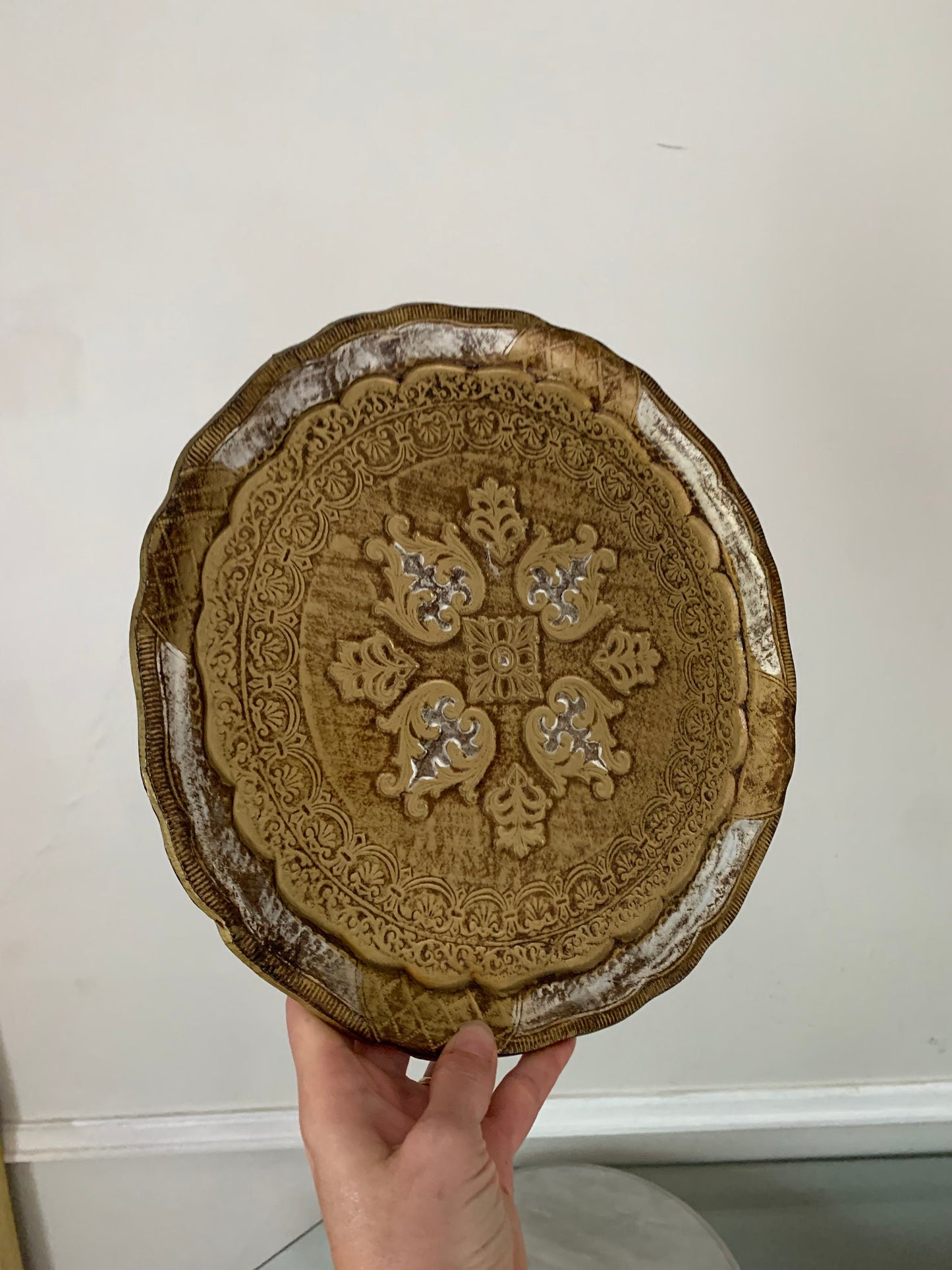 Vintage Medium Round White And Gold Florentine Wooden Gilded Serving Tray