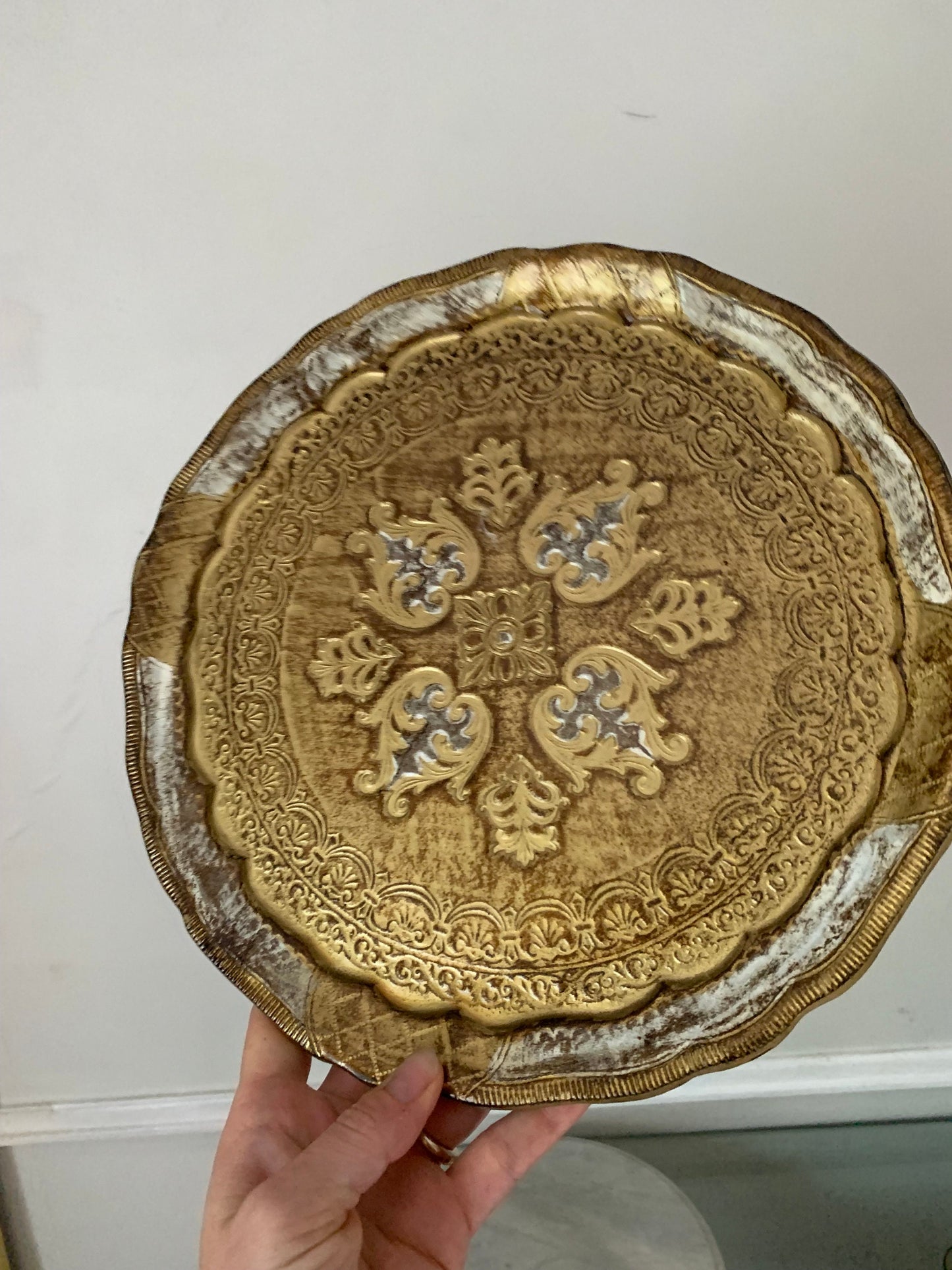 Vintage Medium Round White And Gold Florentine Wooden Gilded Serving Tray