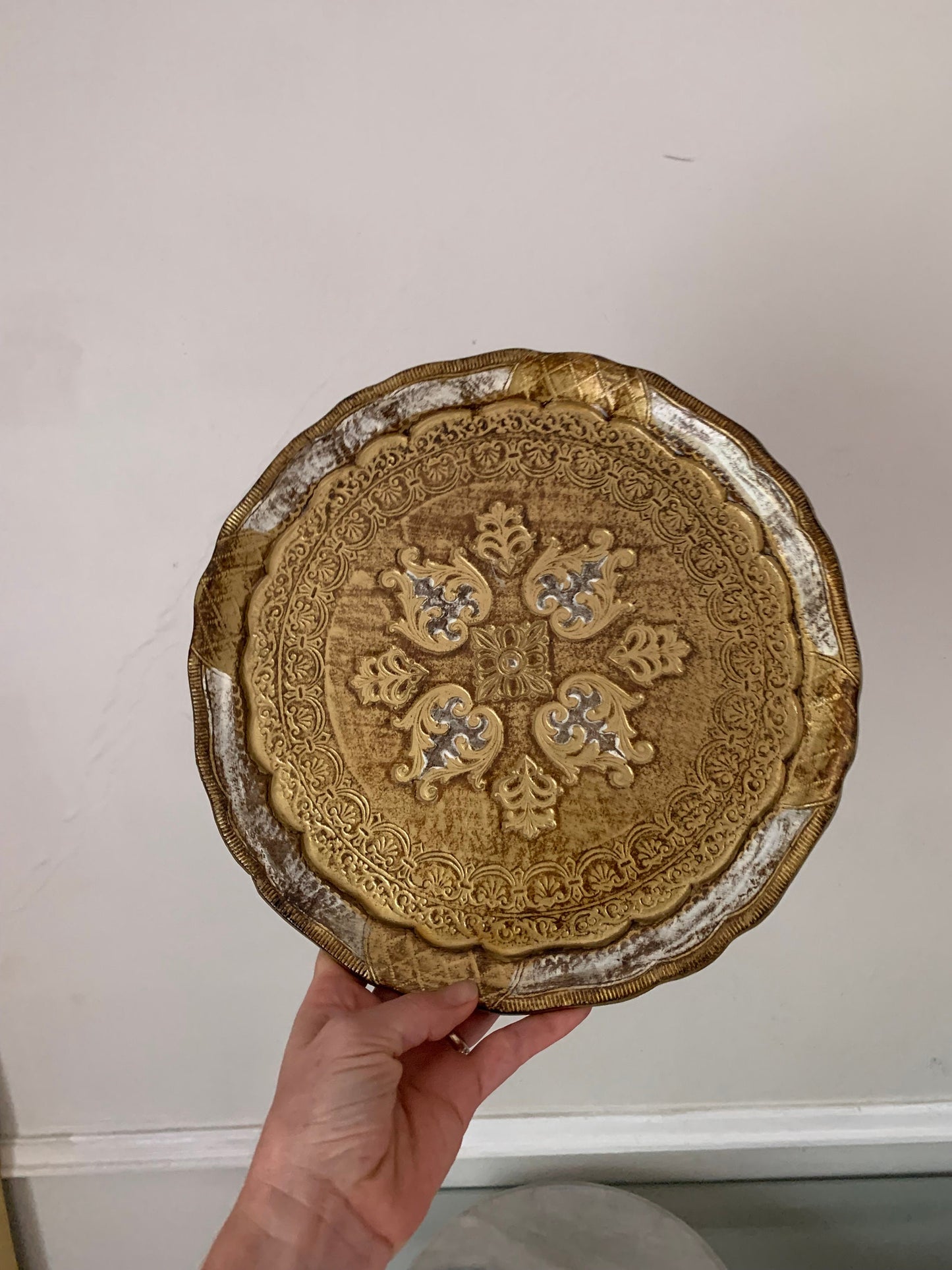 Vintage Medium Round White And Gold Florentine Wooden Gilded Serving Tray