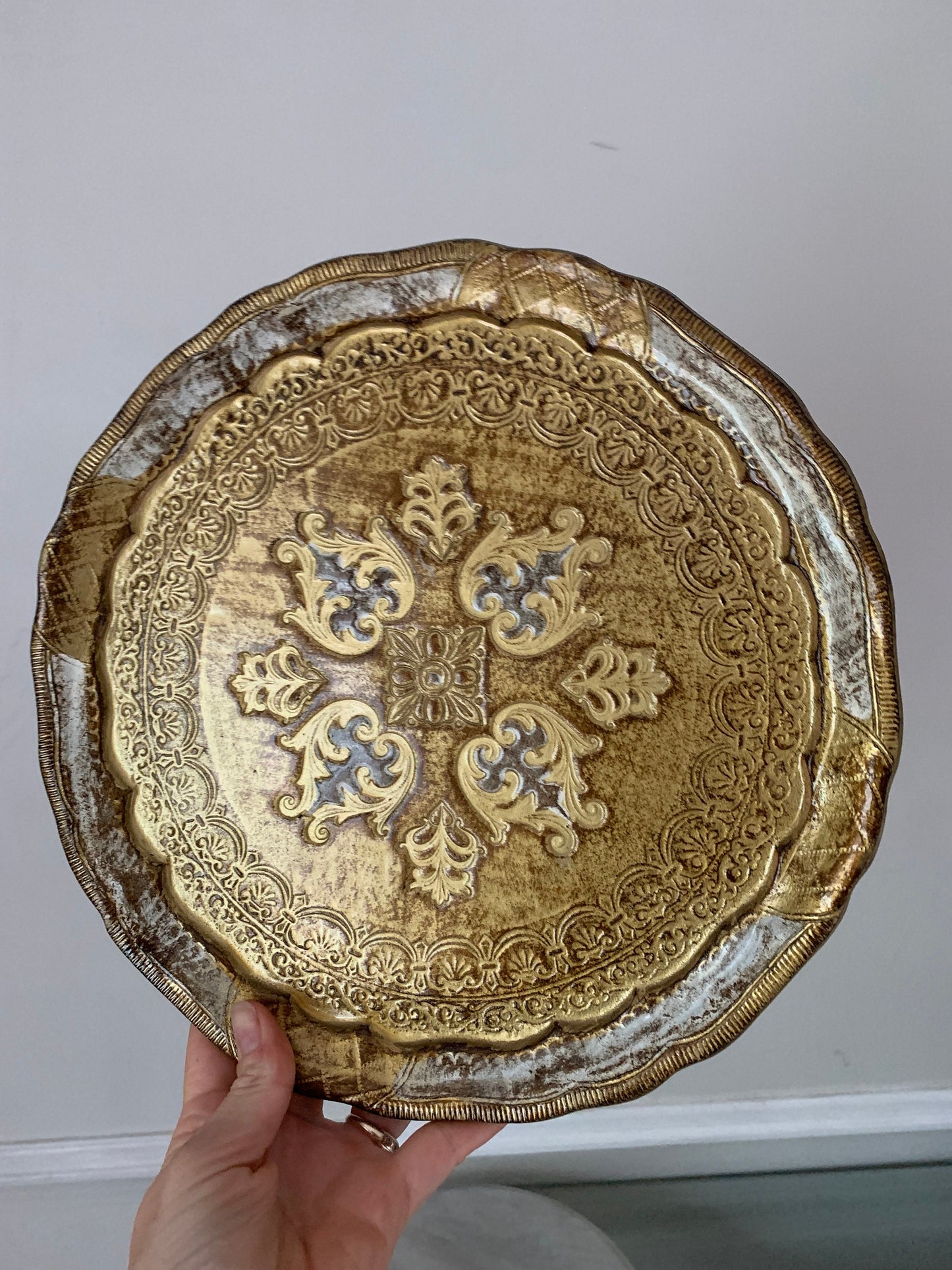 Vintage Medium Round White And Gold Florentine Wooden Gilded Serving Tray