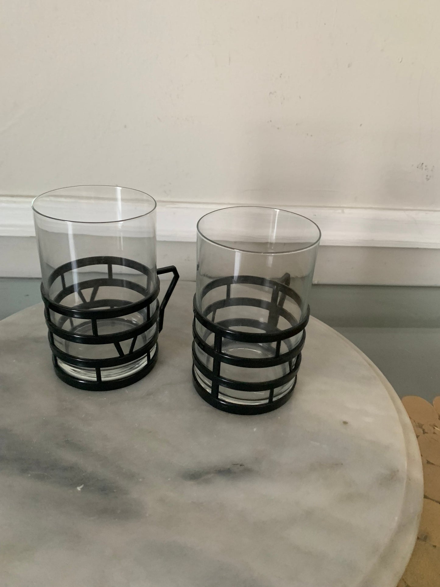 Retro Set of 2 Clear Glass Mugs with Black Plastic Handle