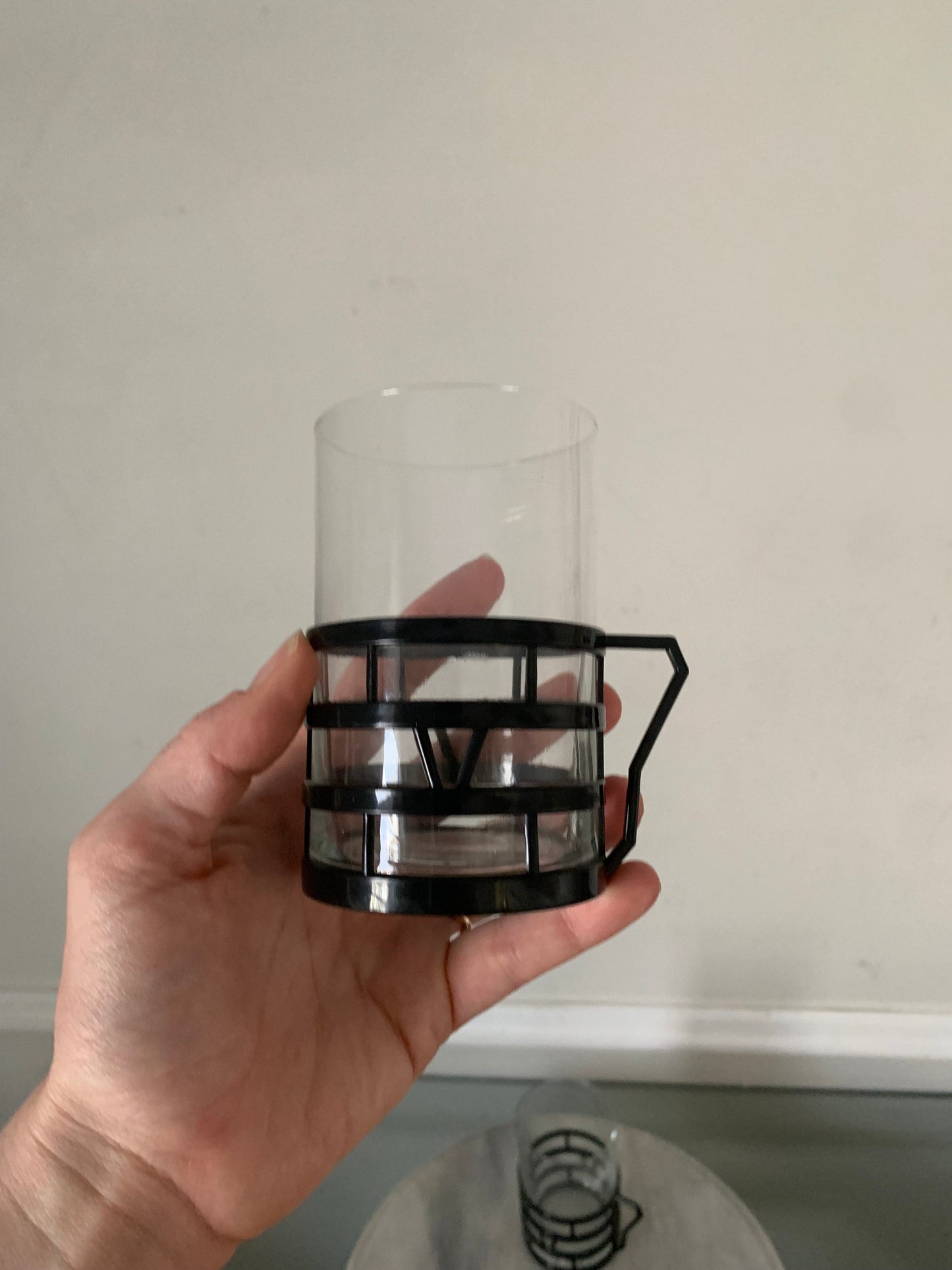 Retro Set of 2 Clear Glass Mugs with Black Plastic Handle